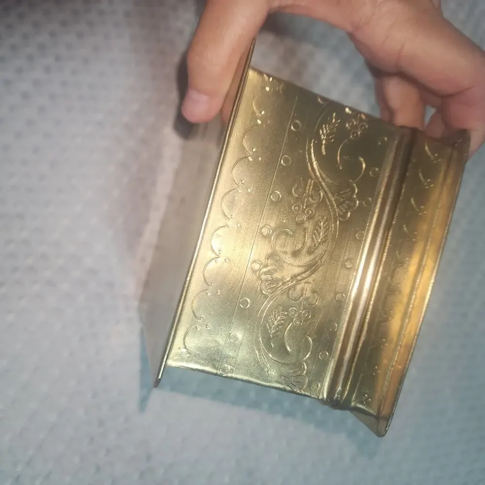 VINTAGE EUC LIGHT WEIGHT BRASS COLORED JEWELRY TREASURE BOX